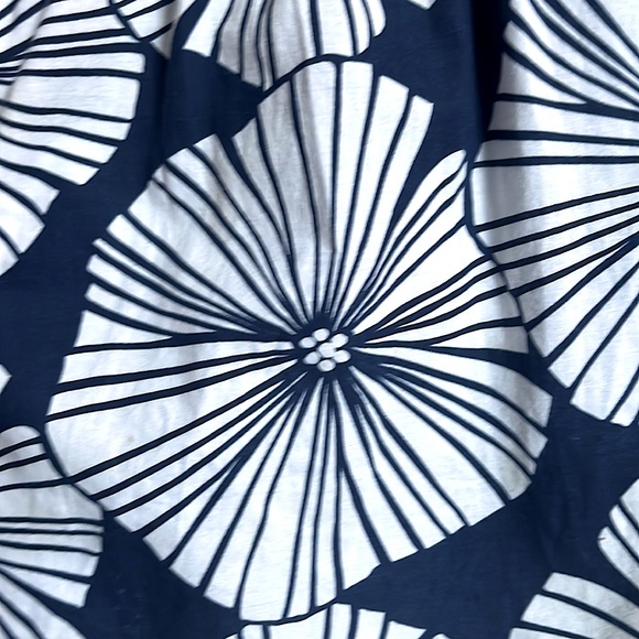 2/$20 or 3/$25 navy & white flower design 4T sleeveless button up cotton dress. - Picture 2 of 4
